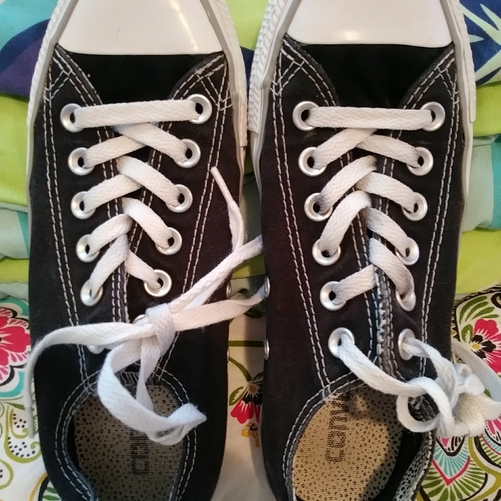 Women's size 7 Converse All Stars low top sneaker.
